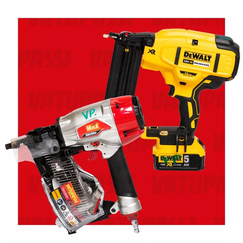 Kaksi teollista työkalua, mukaan lukien pneumaattinen naulain ja akkuv powerscrewdriver, punaisella taustalla.